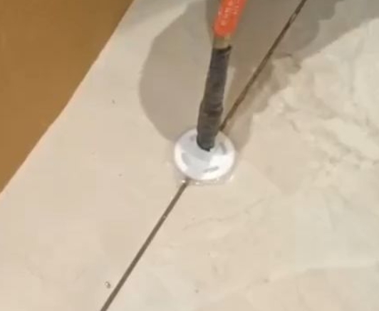 渝中瓷砖空鼓维修公司专业解答瓷砖在铺贴过程中，如果没有涂抹均匀到位的粘结材料（如水泥砂浆或瓷砖胶），可能会导致以下问题